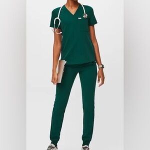 Figs Women's Deep Green Scrub Ensemble